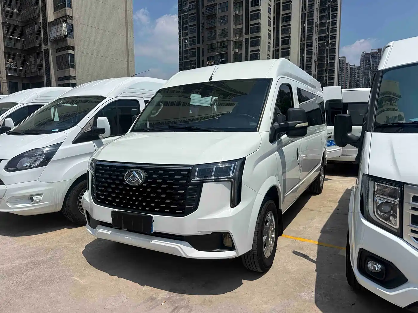 SAIC Maxus Xintu V80 2023 2.0T PLUS Manual Business Travel Edition Long Wheelbase Medium Roof 9 Seats (3 Rows)