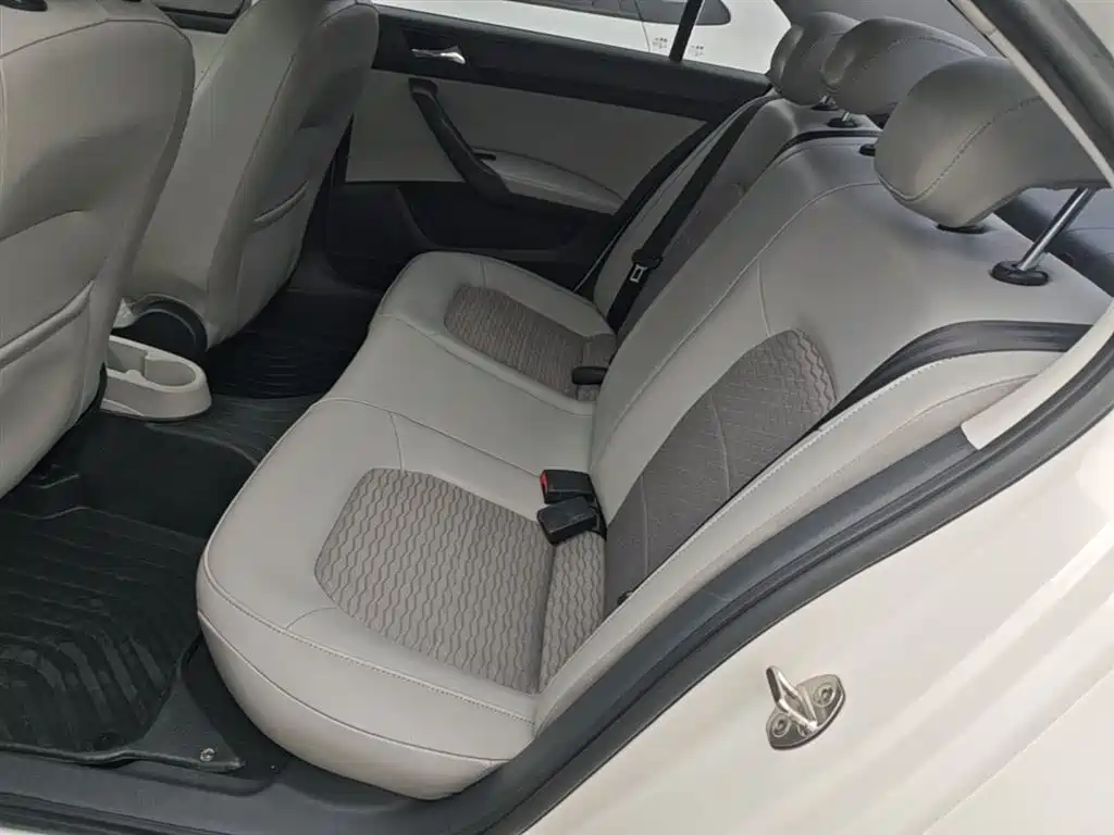Škoda Rapid 2016 1.6L Automatic Pioneer Edition фото 17