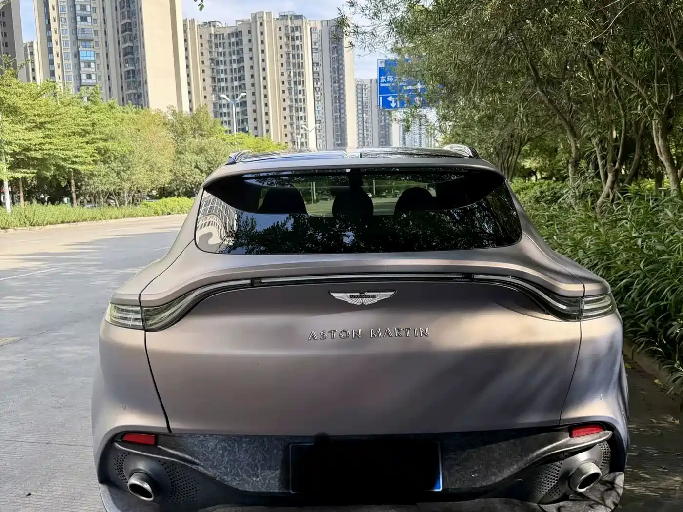 Photo 3 - Aston Martin DBX