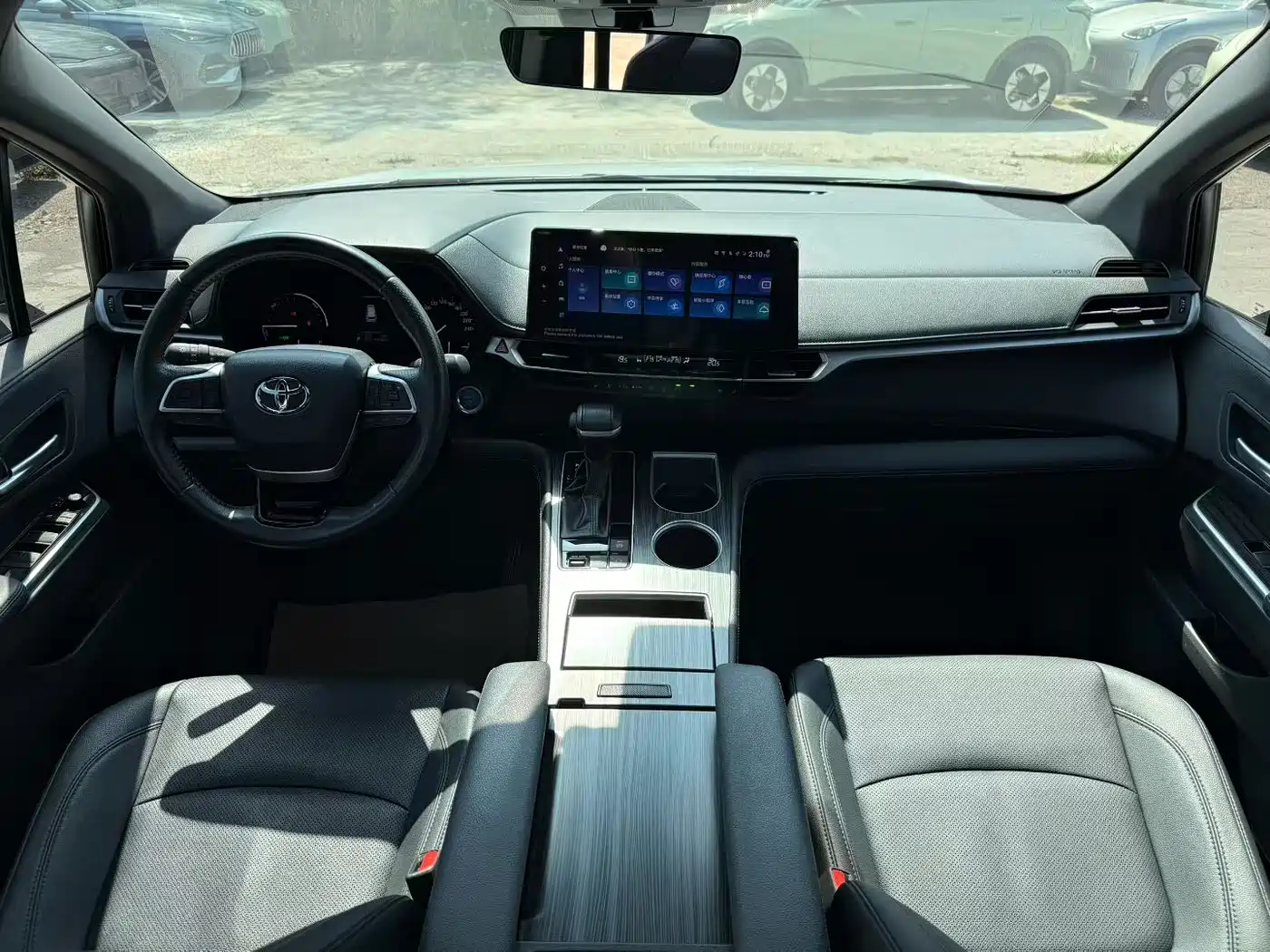 Toyota Sienna 2023 2.5L Hybrid Premium Edition фото 5