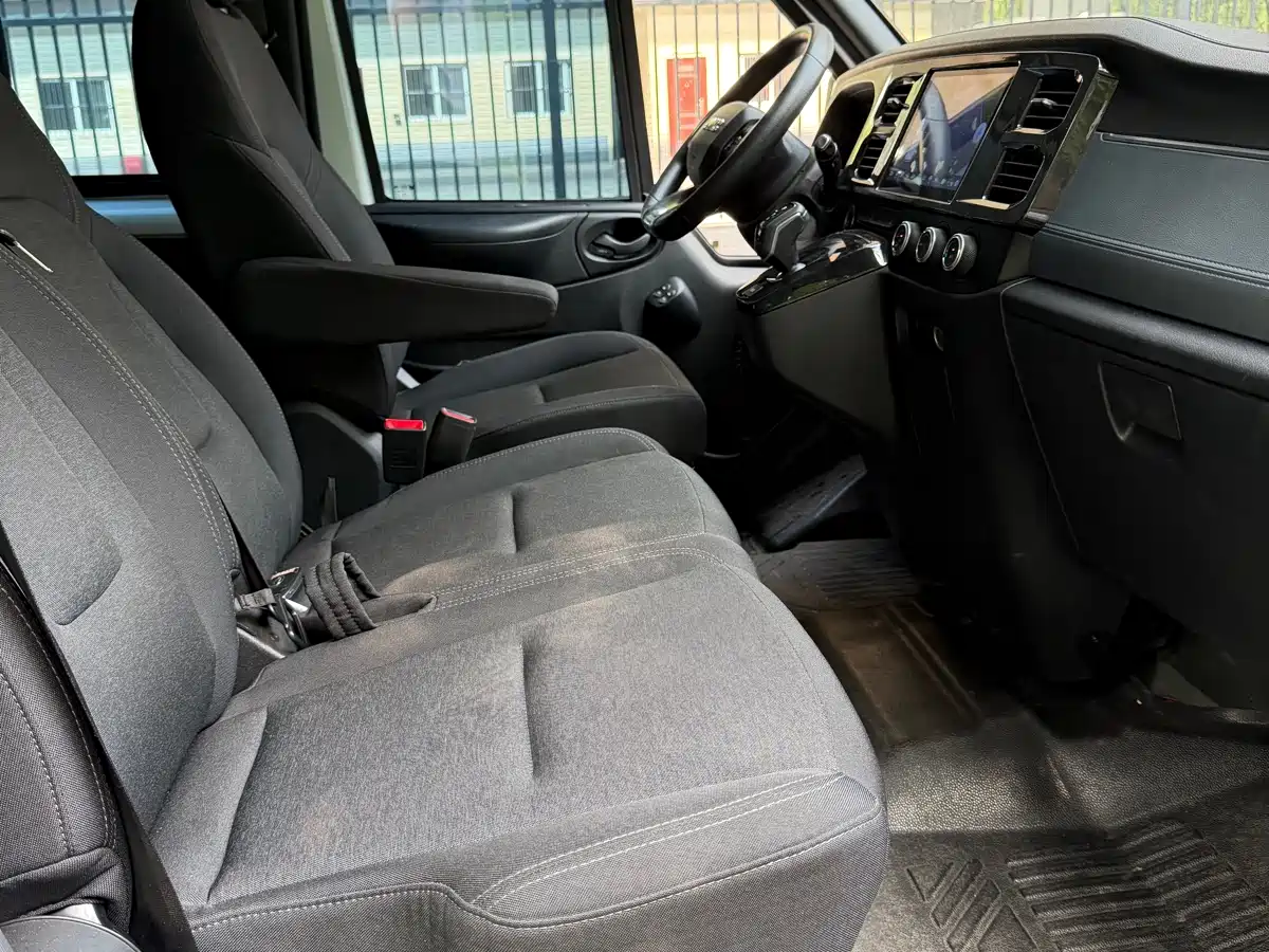 Jiangling JMC Fushun 2025 2025 Model 2.0T 8AT Diesel Short Wheelbase Medium Roof Commercial MPV 5/6 Seats