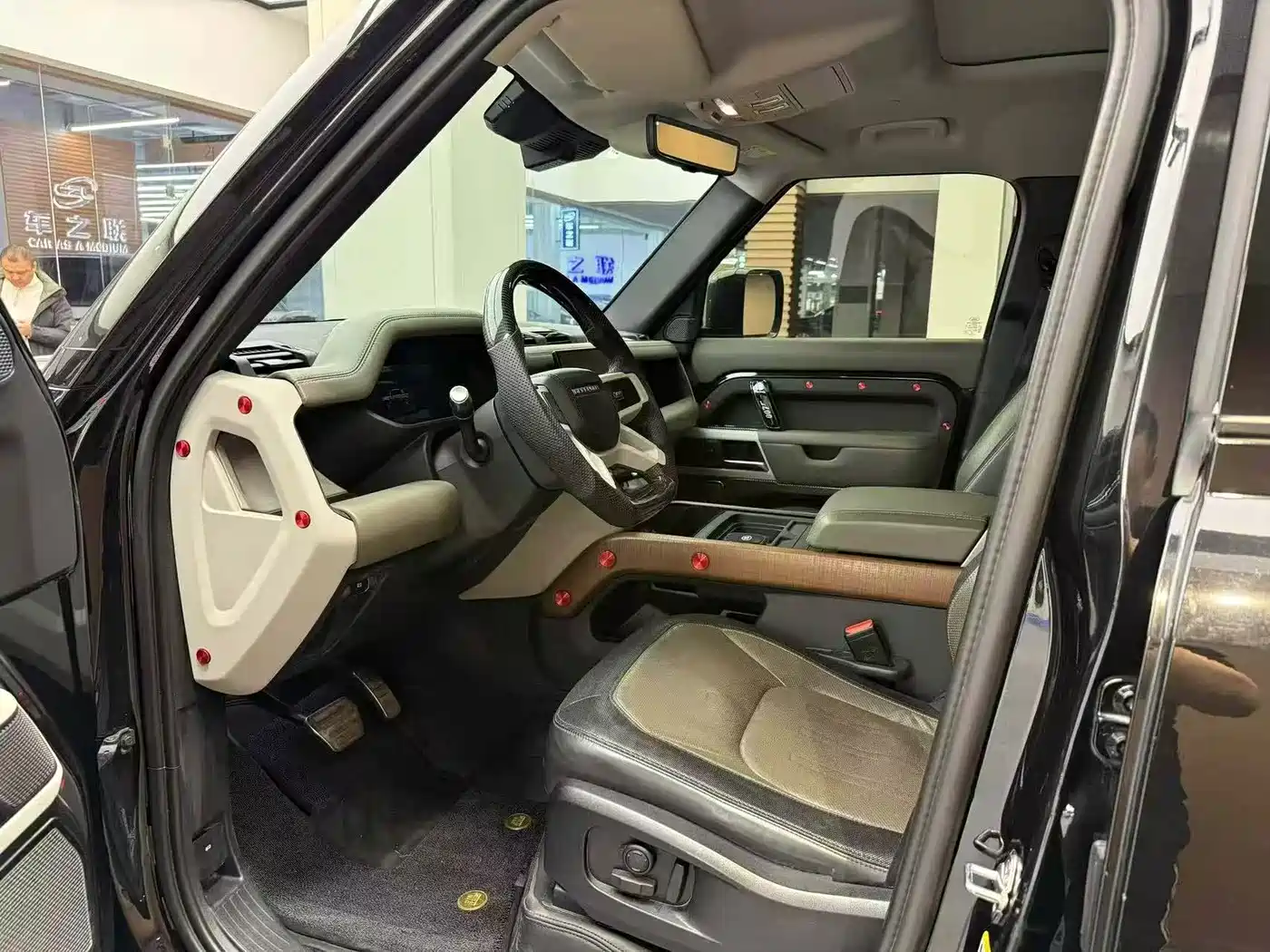 Land Rover Defender 2023 Model 110 3.0T P400 X фото 4