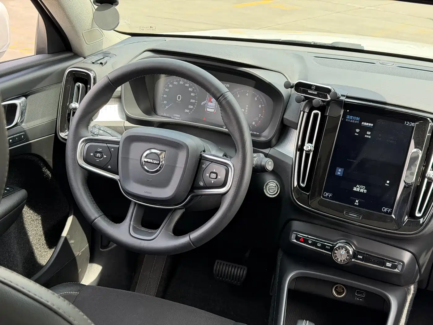 Фото 8 - Volvo XC40