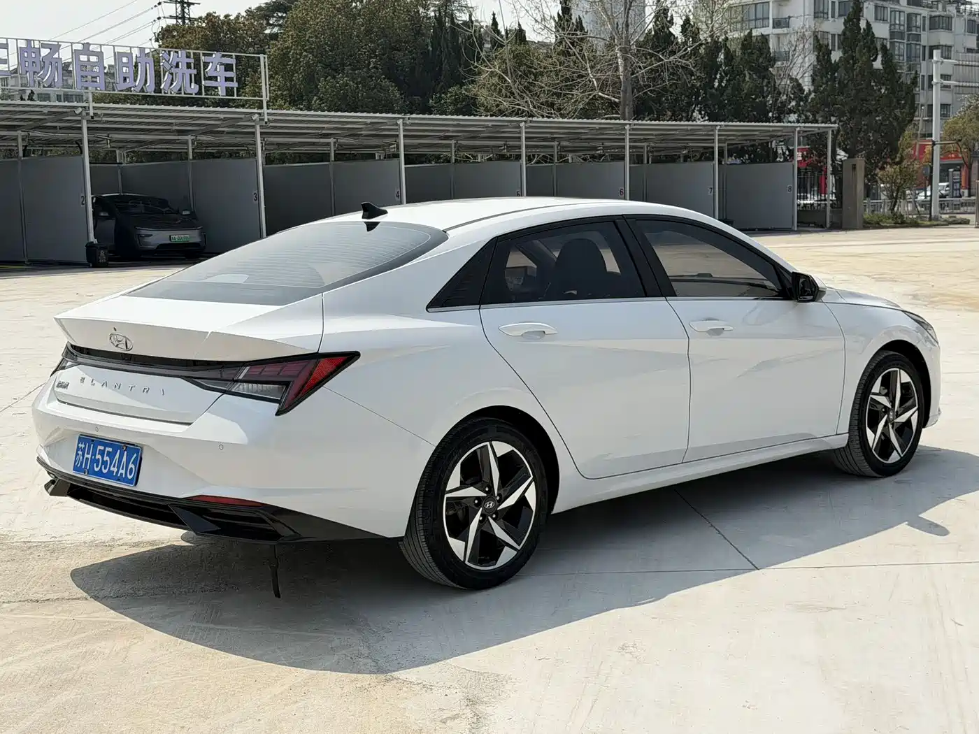 Hyundai Elantra 2021 1.5L CVT LUX Premium Edition фото 6