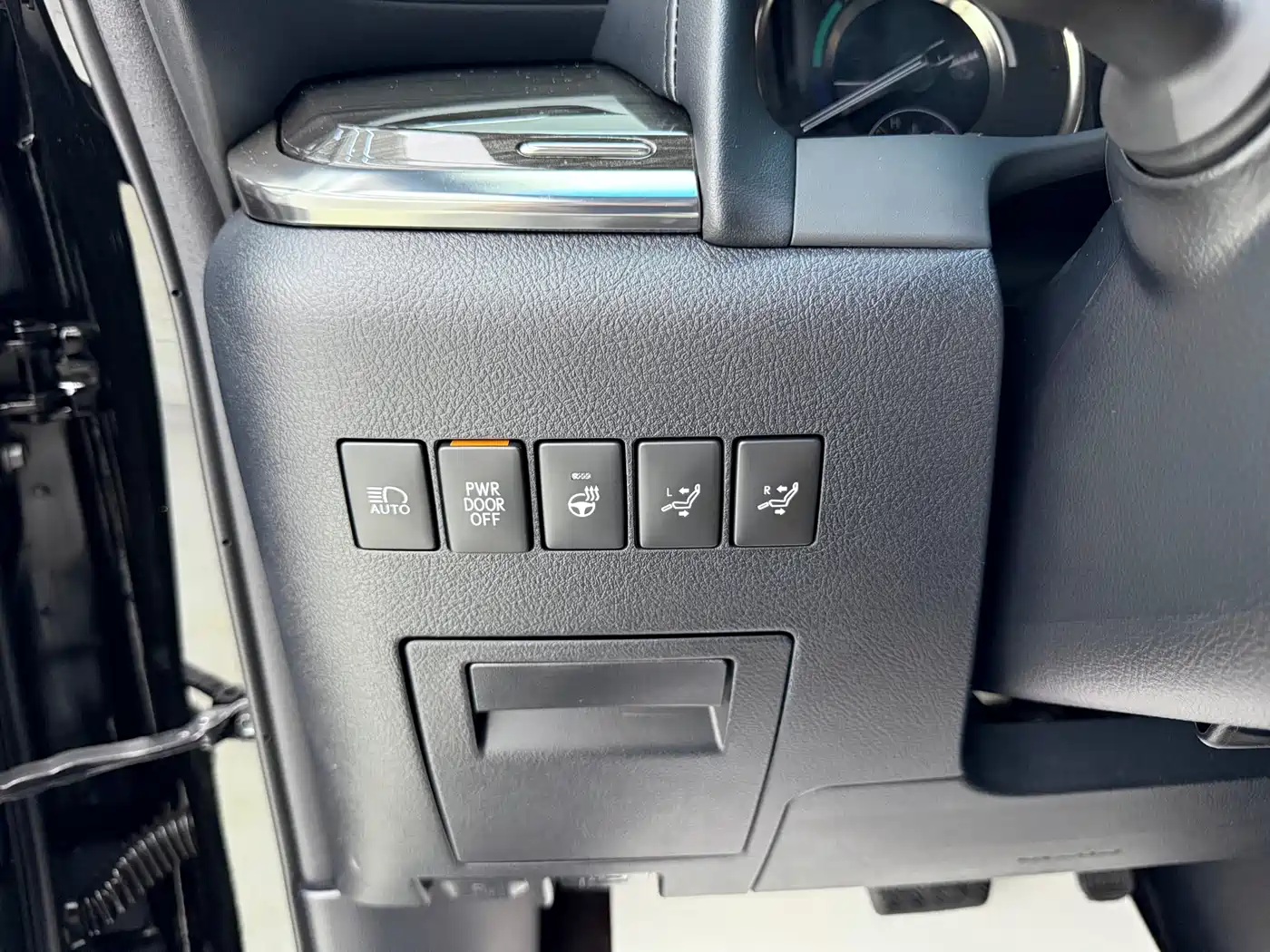 Lexus LM 2020 300h Seven-Seater Elegance Edition фото 12