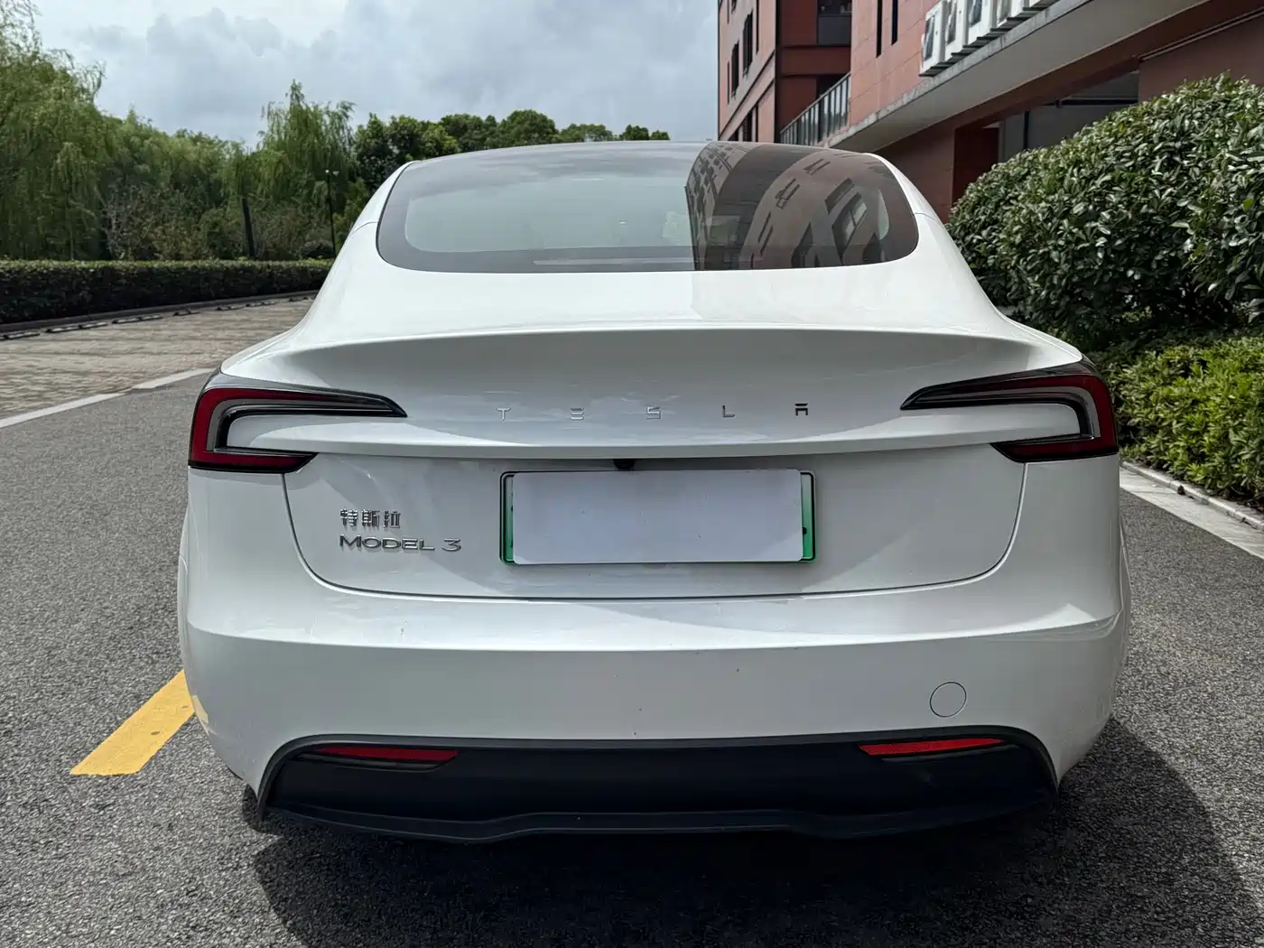 TESLA MODEL 3