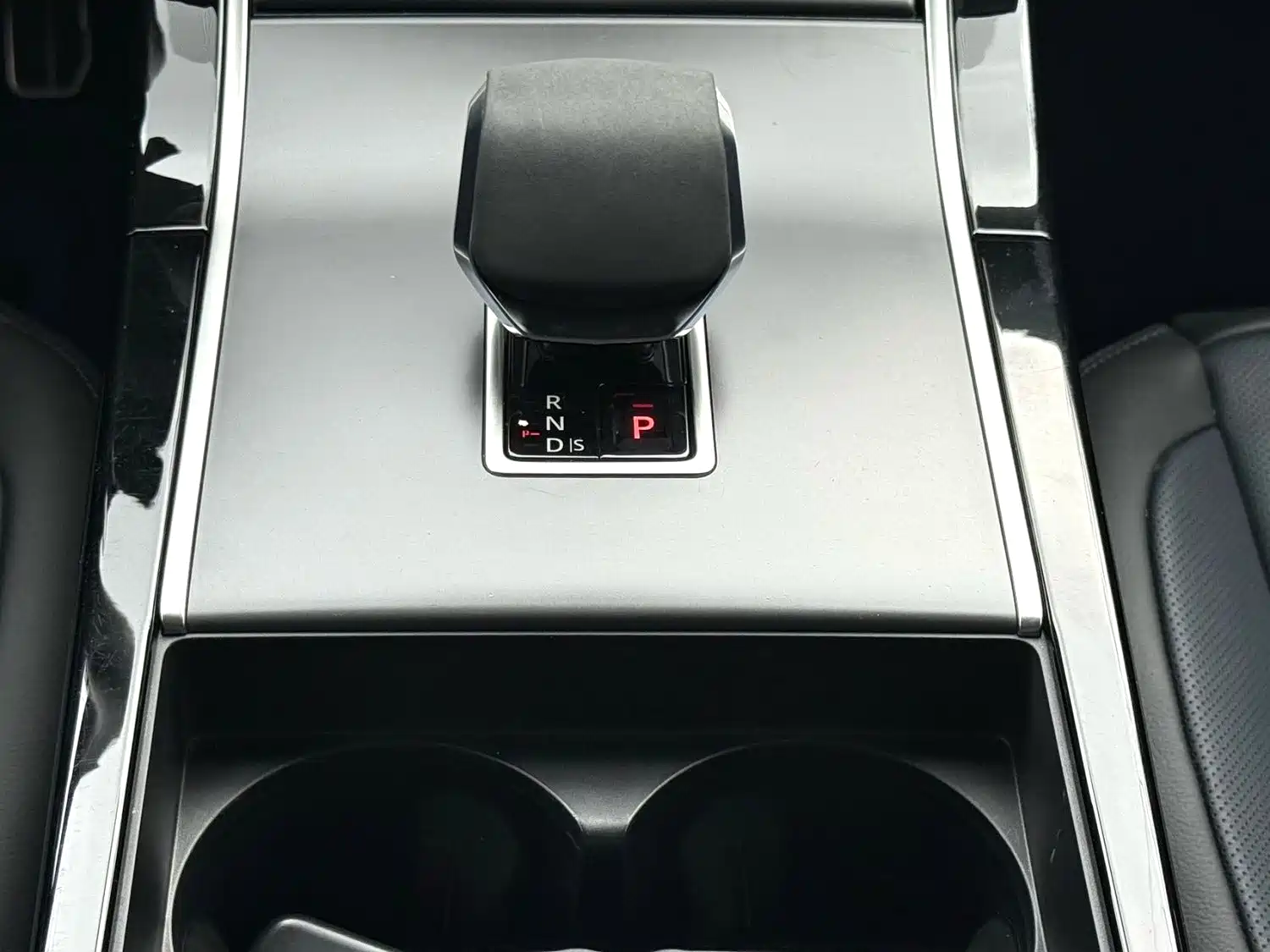 Photo 14 - Land Rover Range Rover Velar