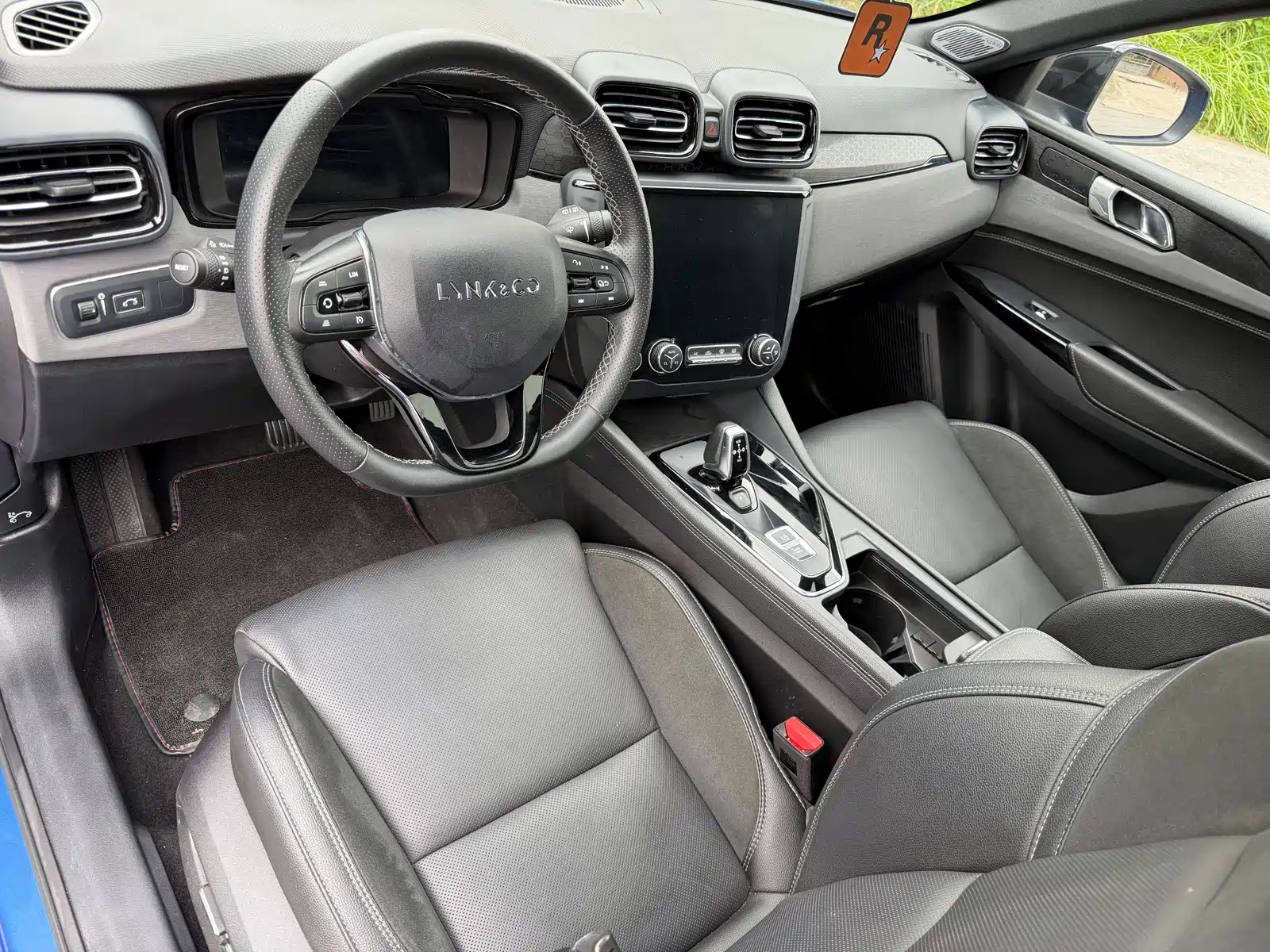 صورة 8 - Lynk & Co 02