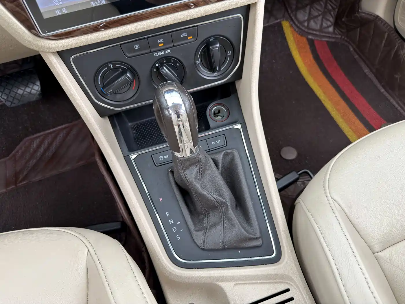 Volkswagen Lavida 2015 1.6L Automatic Comfort Edition фото 10