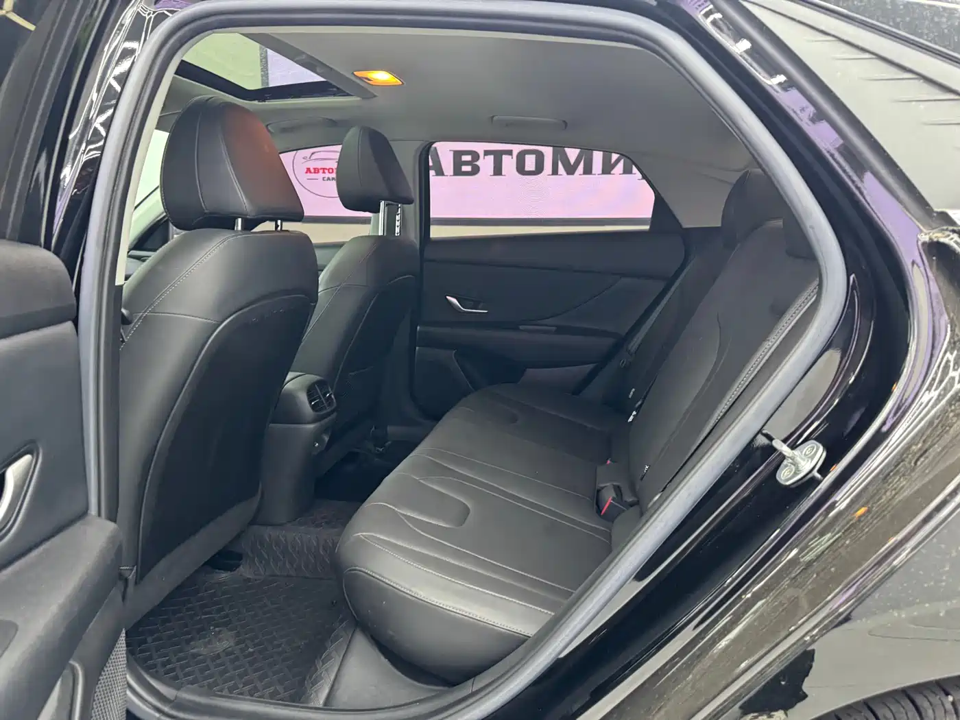 Hyundai Elantra 2021 1.5L CVT LUX Premium Edition фото 5