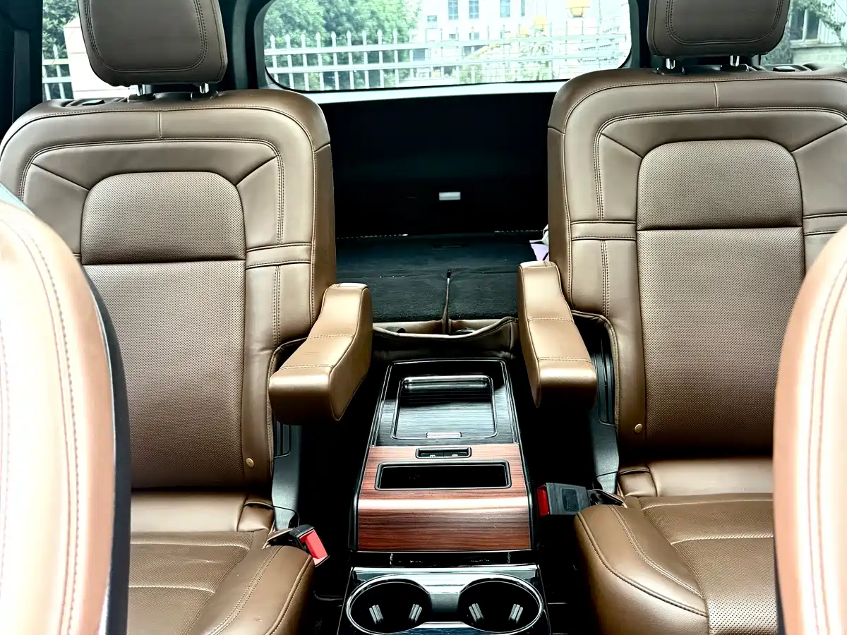 Photo 8 - Lincoln Aviator