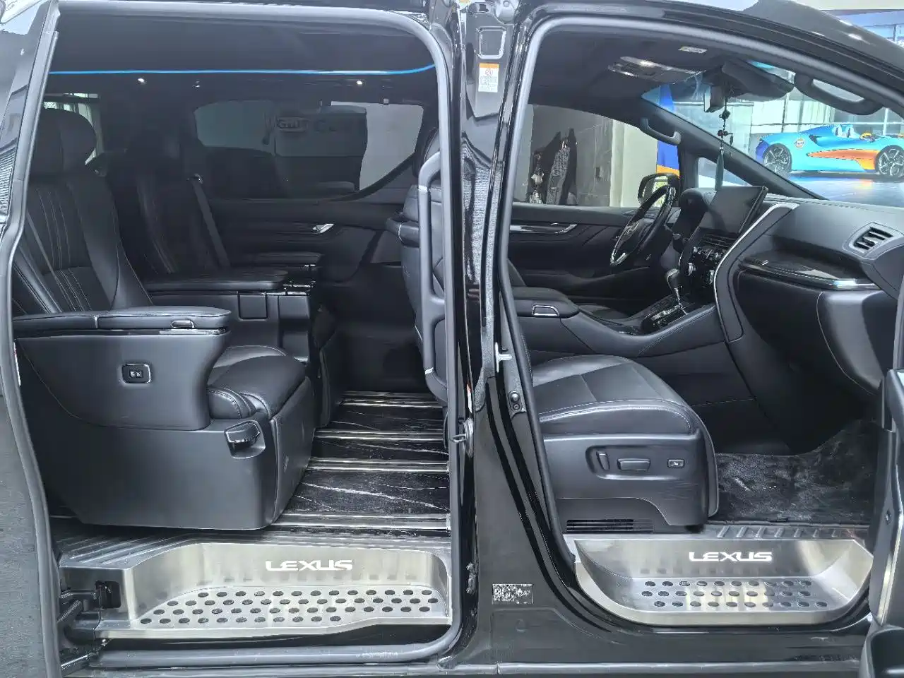 Lexus LM 2020 300h Seven-Seater Elegance Edition фото 21