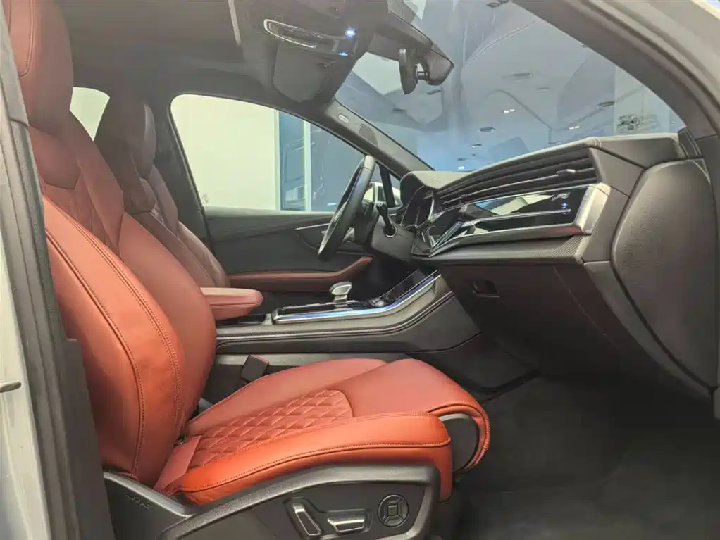 Audi SQ7 2024 4.0 TFSI фото 10