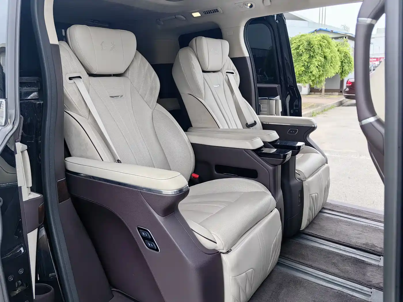 Hongqi HQ9 2023 2.0T Smart Connect Flagship фото 10