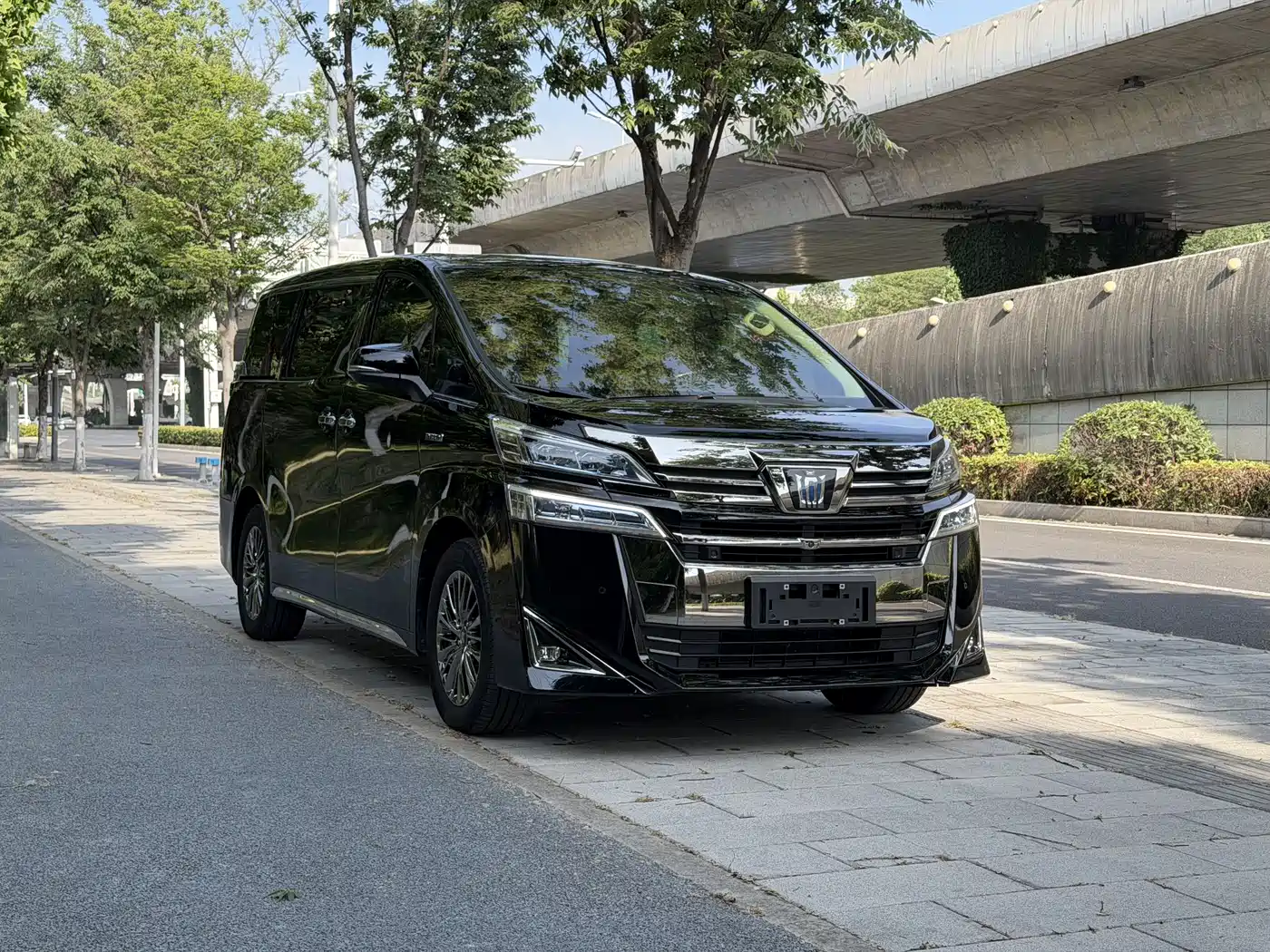 Toyota Vellfire 2021 Crown Hybrid 2.5L HV Premium Edition фото 2