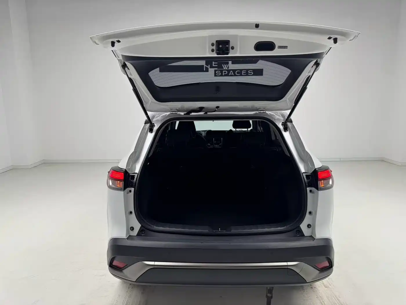 Toyota Frontlander 2023 2.0L CVT Luxury Edition фото 10
