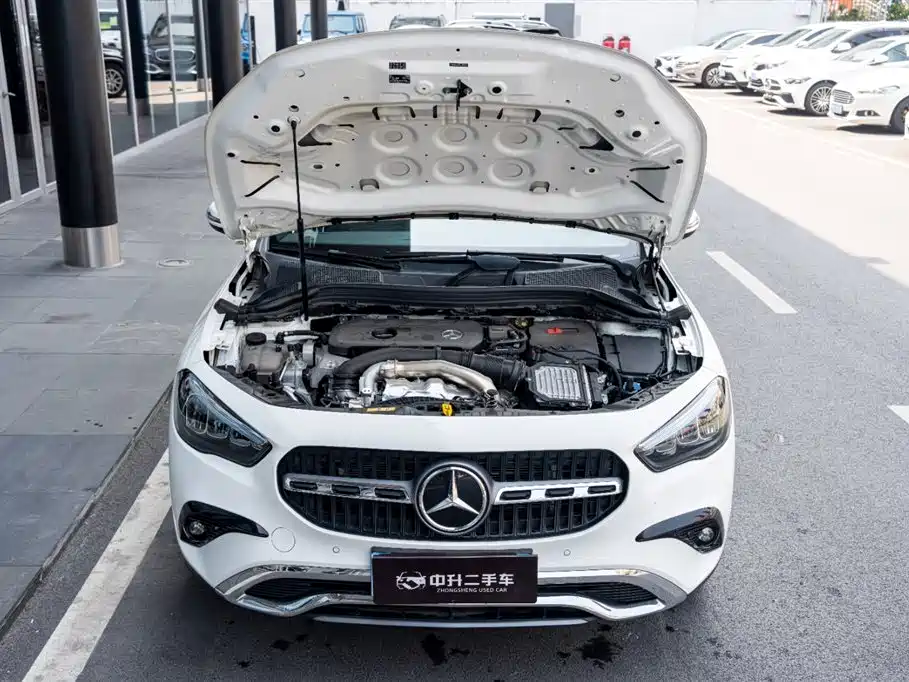 MERCEDES-BENZ GLA