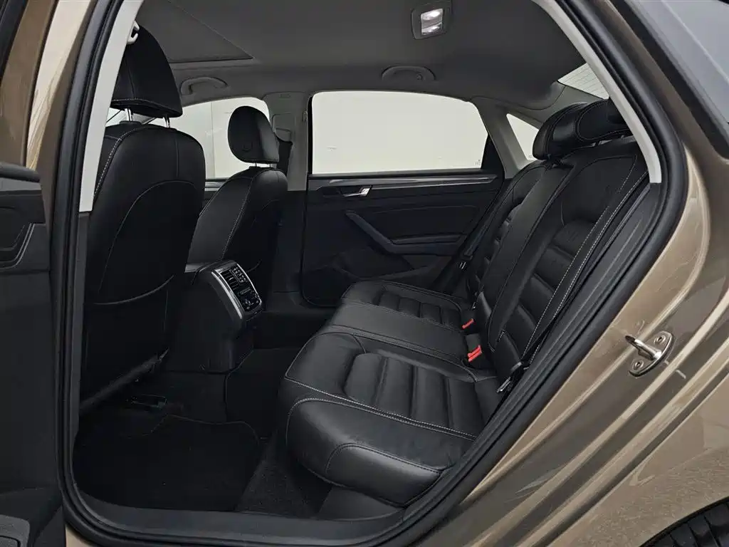 Volkswagen Passat 2017 330TSI DSG Prestige фото 13