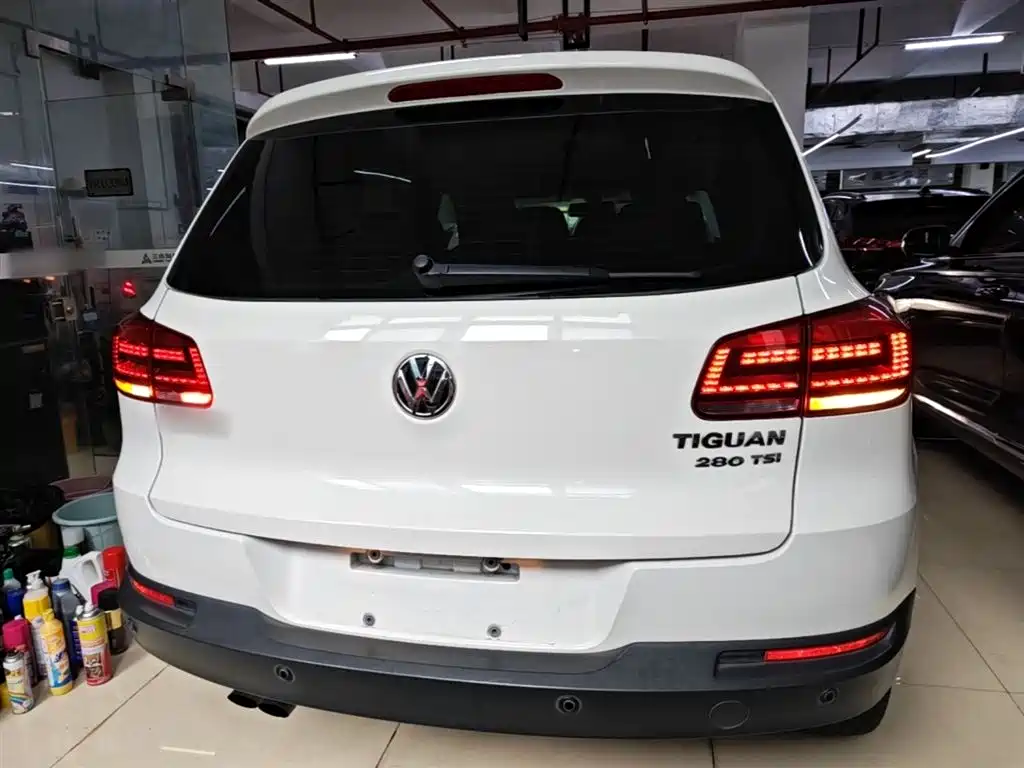 VOLKSWAGEN TIGUAN