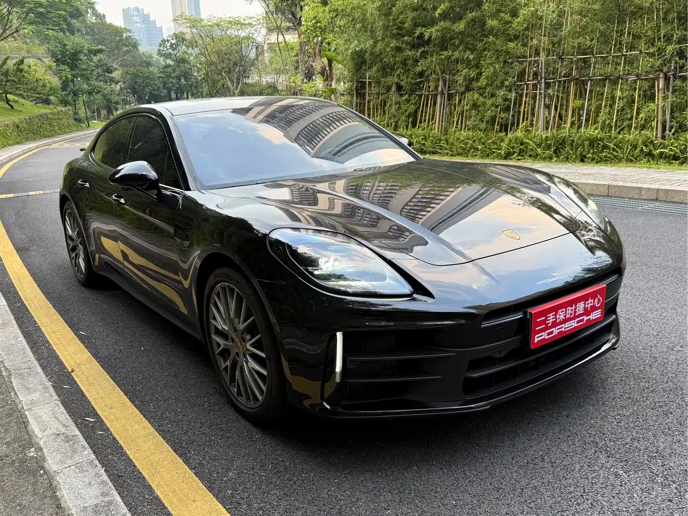 Photo 3 - Porsche Panamera