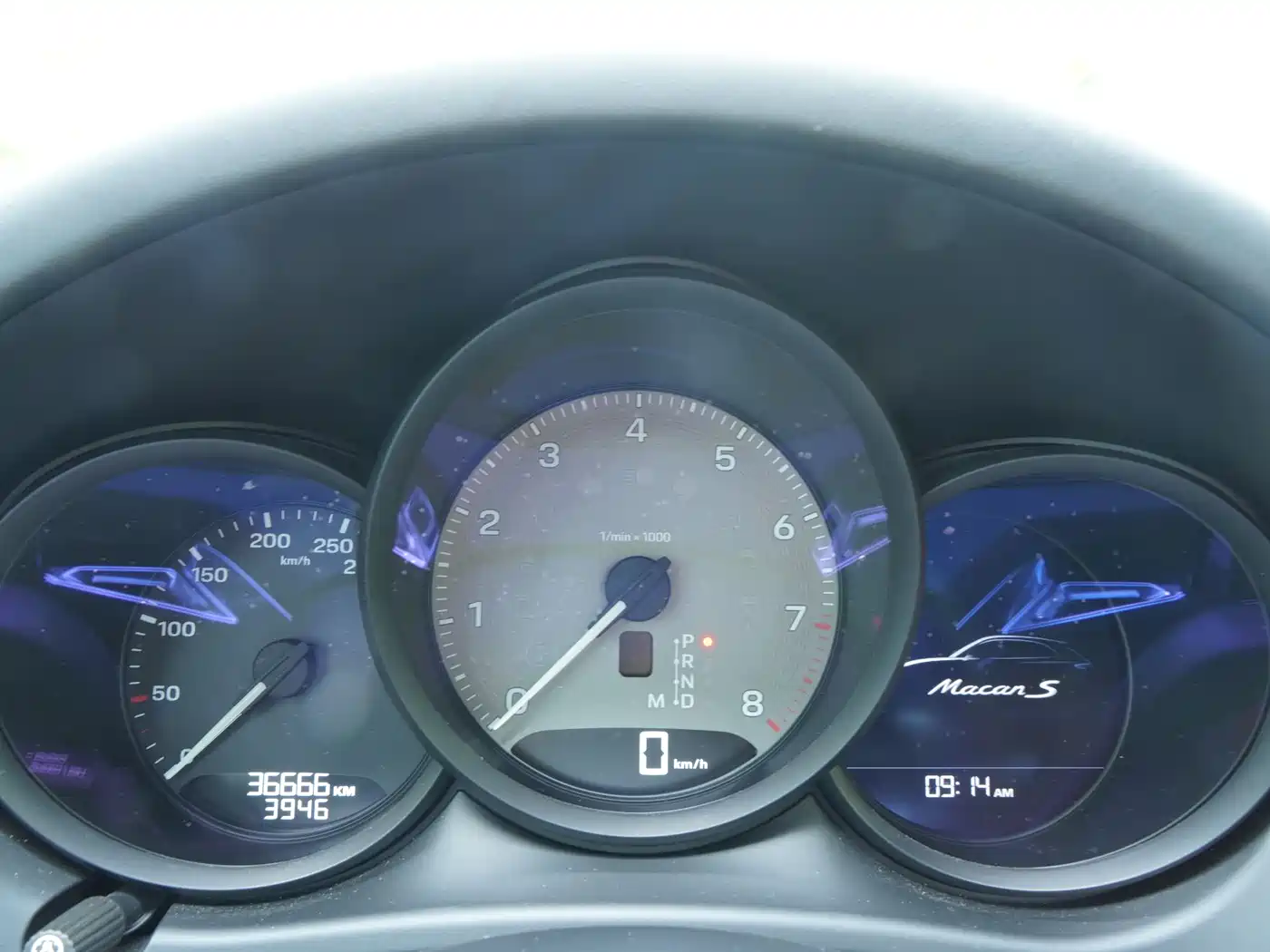 PORSCHE MACAN
