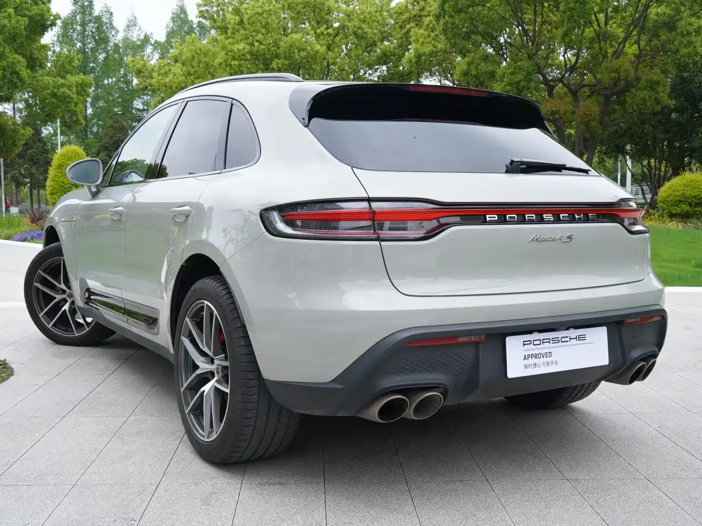 PORSCHE MACAN