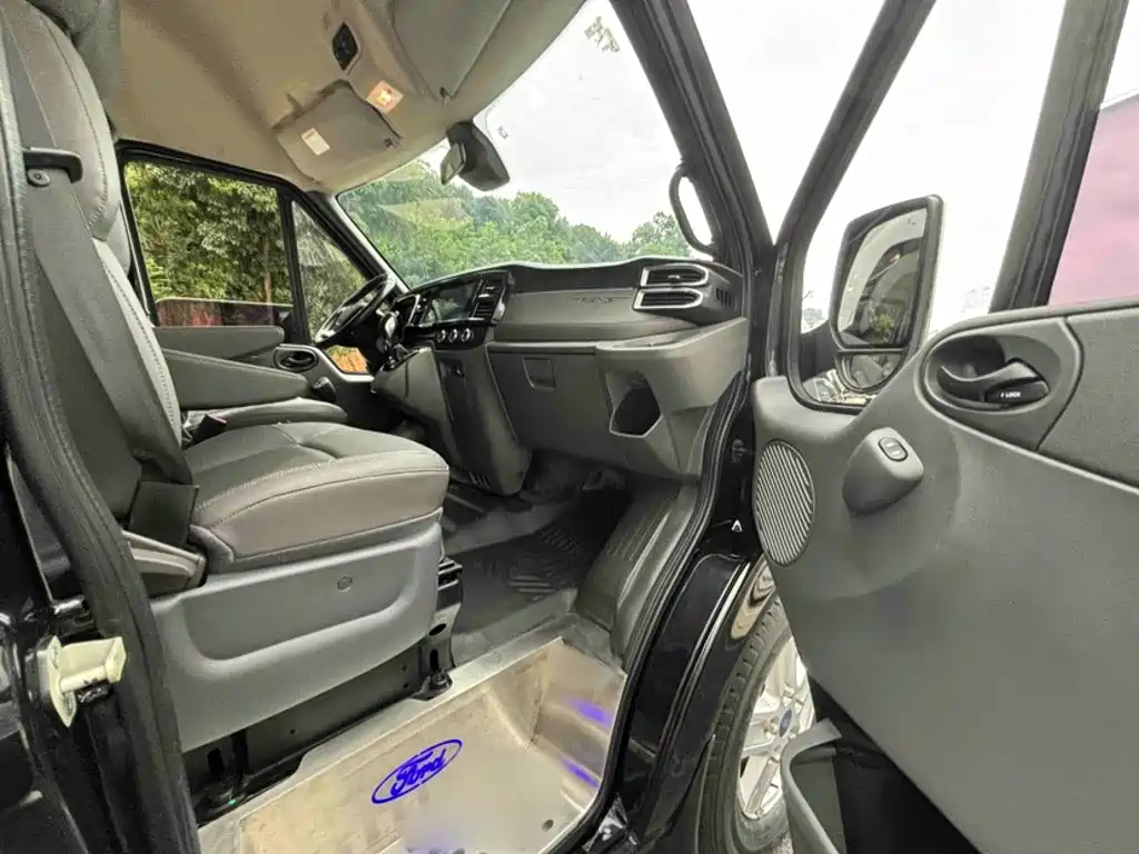 Ford New Generation Transit 2021 2021 2.2T automatic luxury bus Pro long wheelbase with mechanical step 9-seater medium roof China VI