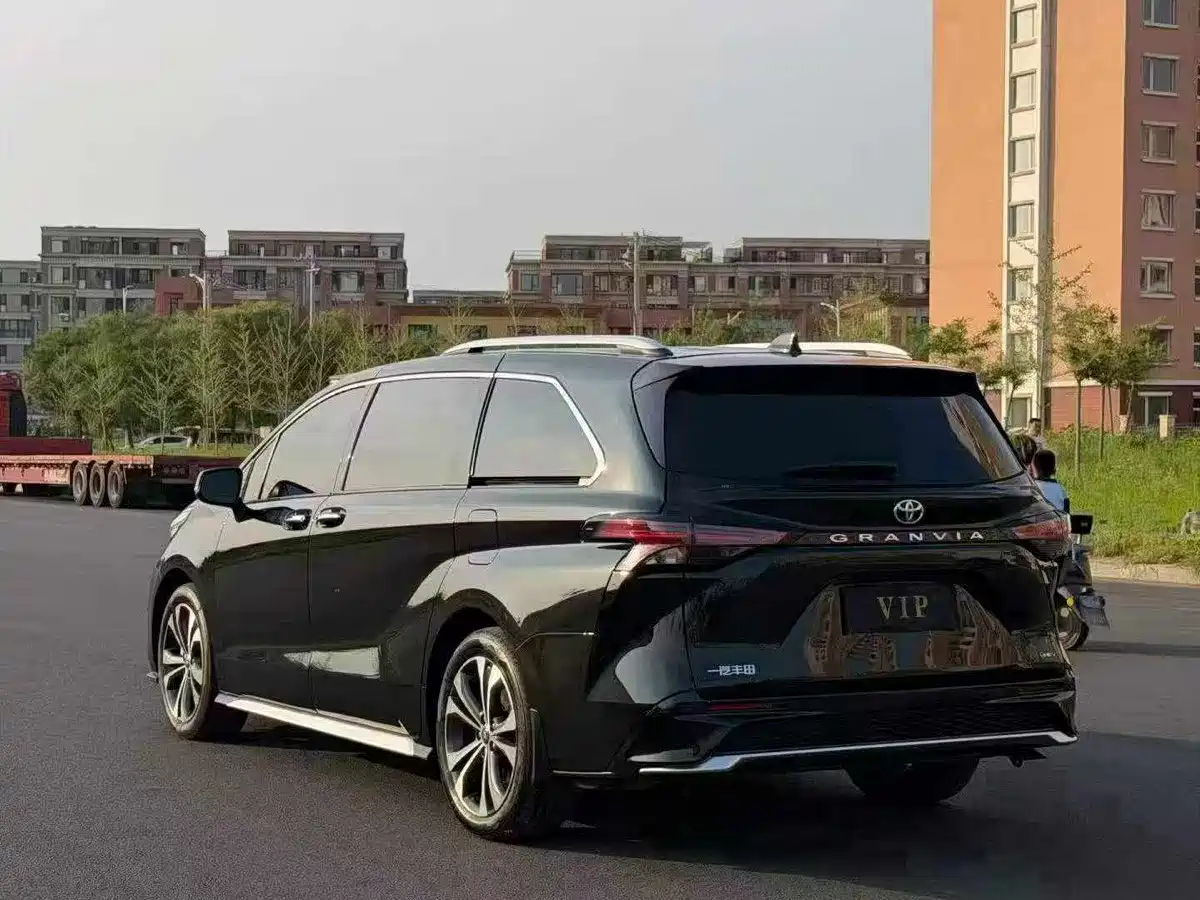 Photo 7 - Toyota Granvia