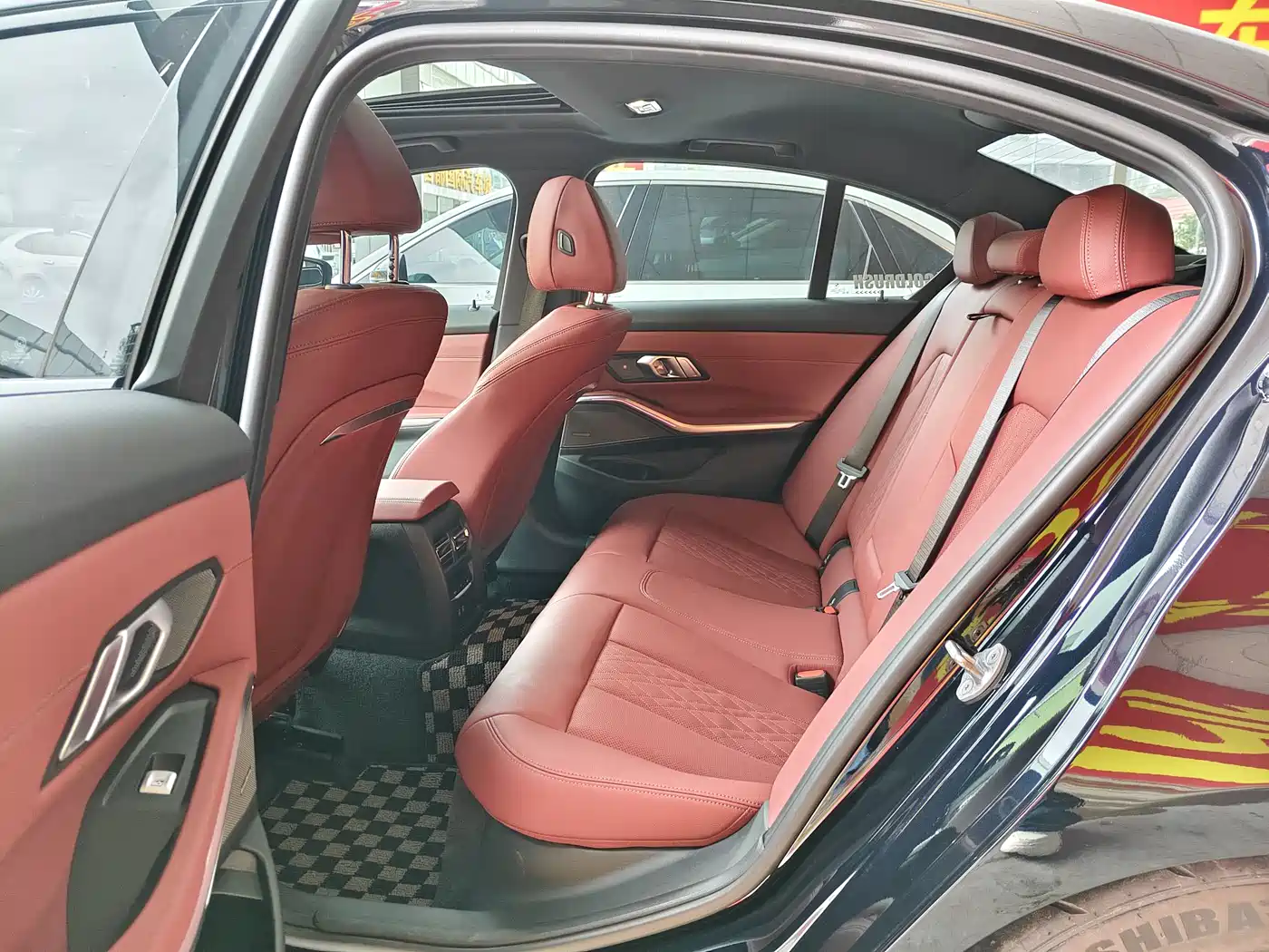 BMW 3 Series 2025 330i M Sport Night Edition фото 6