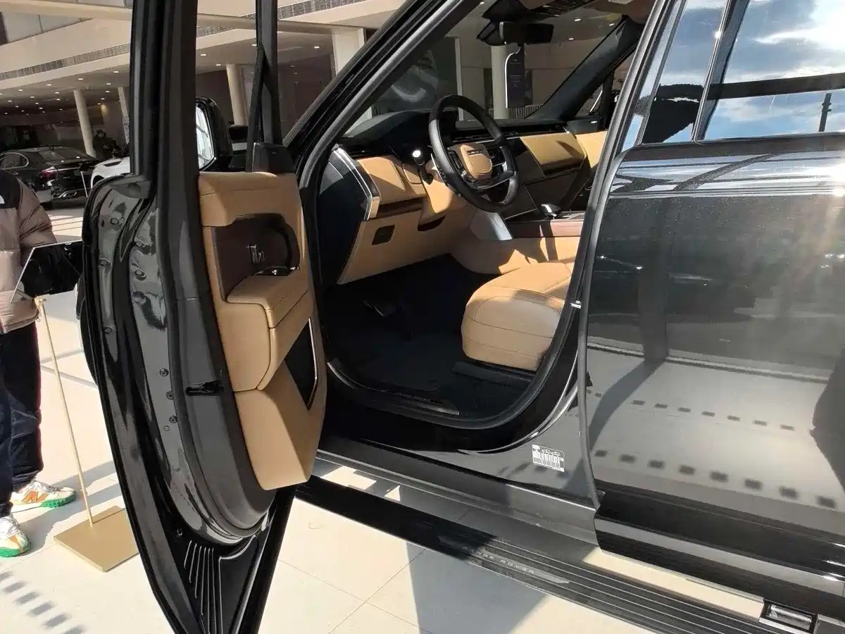 Land Rover Range Rover 2026 Model 3.0 L6 400PS SE Long Wheelbase Version фото 9