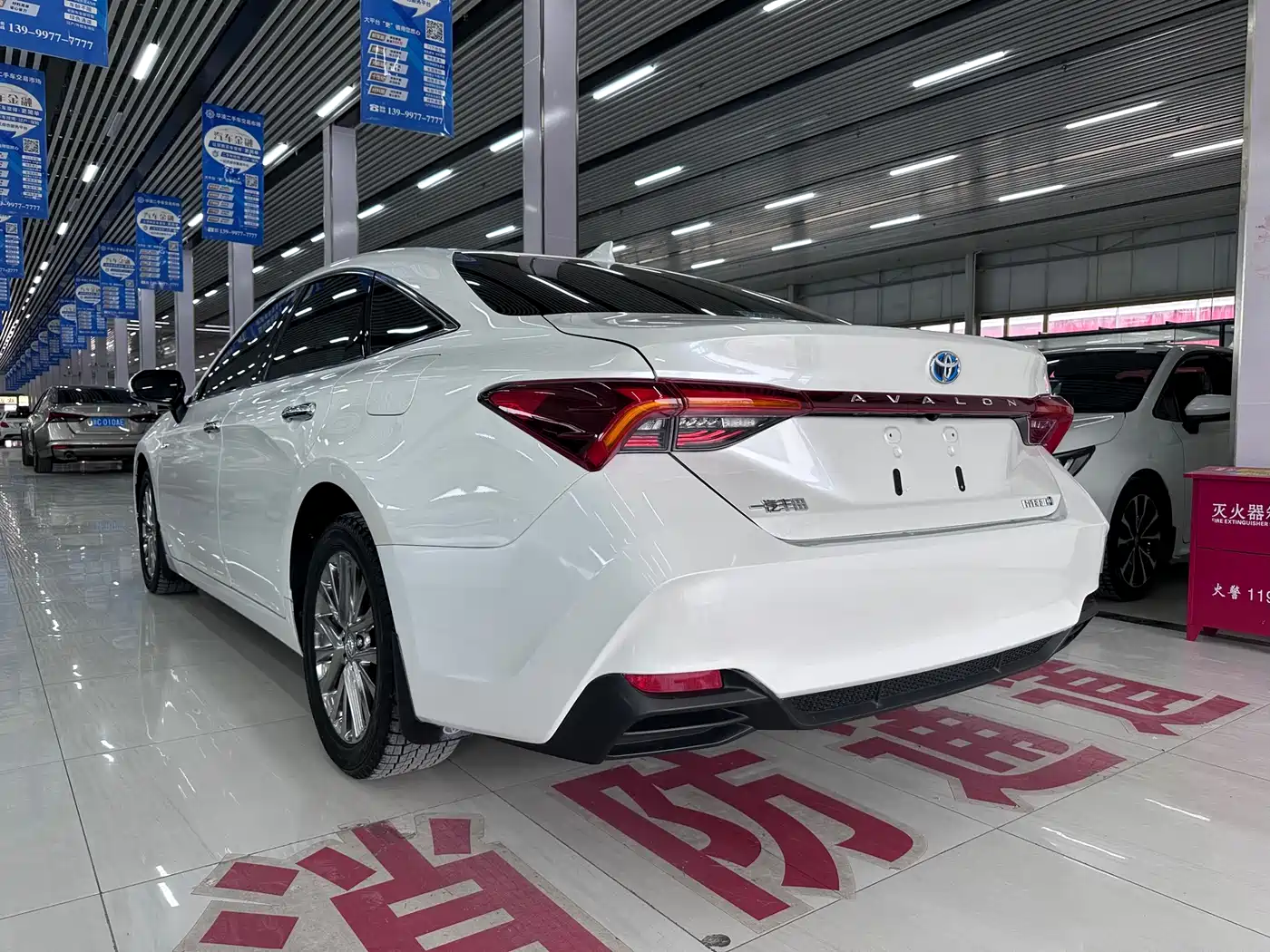 Toyota Avalon 2023 Hybrid 2.5L Luxury Edition фото 4
