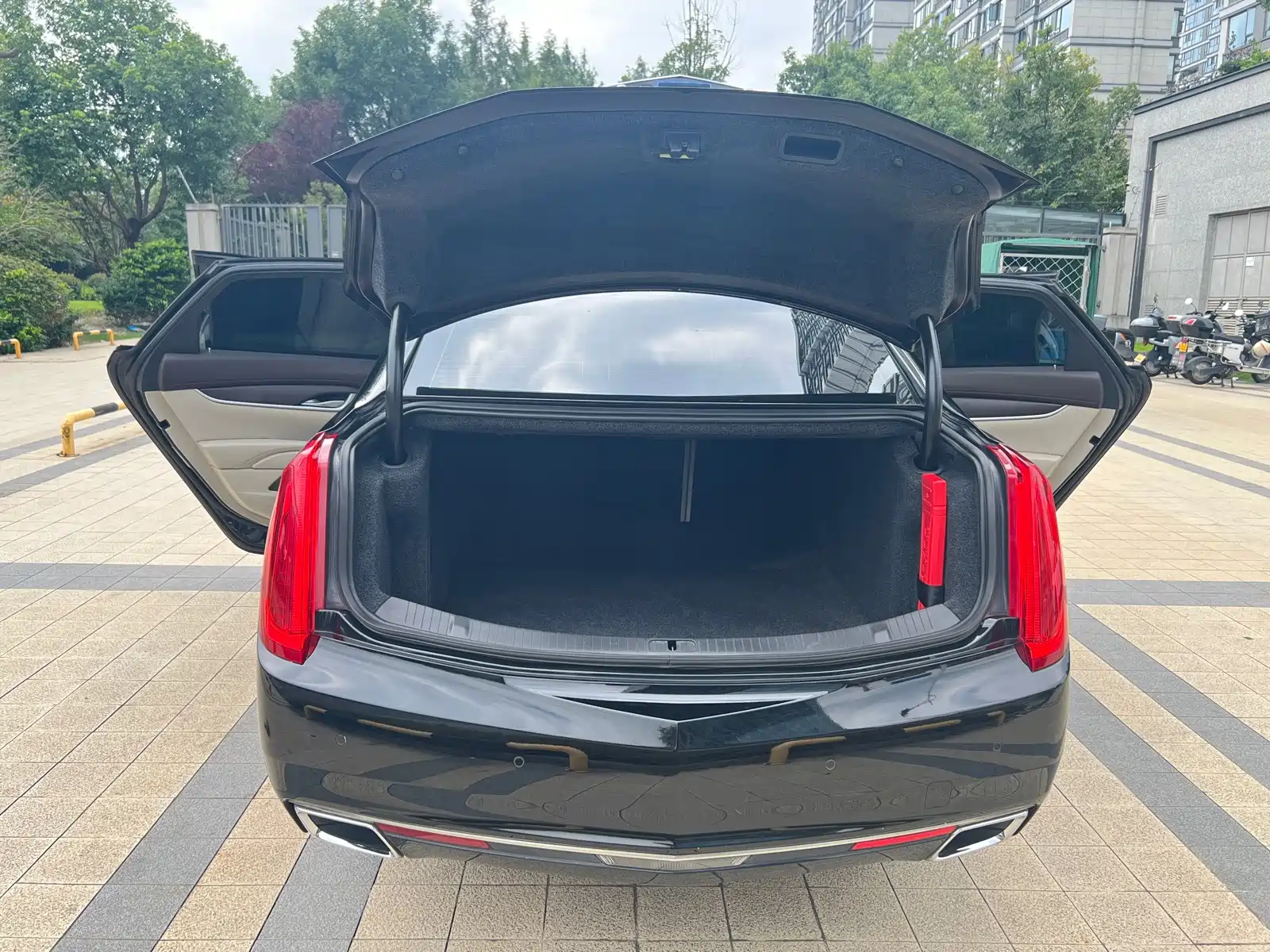 Photo 13 - Cadillac XTS