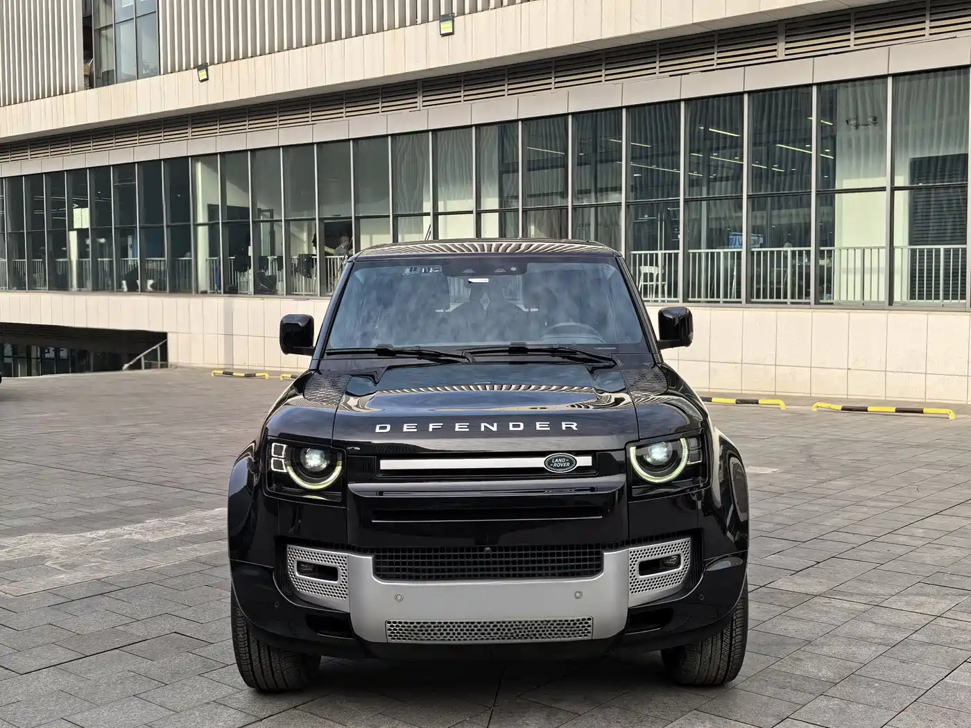 Land Rover Defender 2023 Facelift 90 3.0T P400 XS фото 2