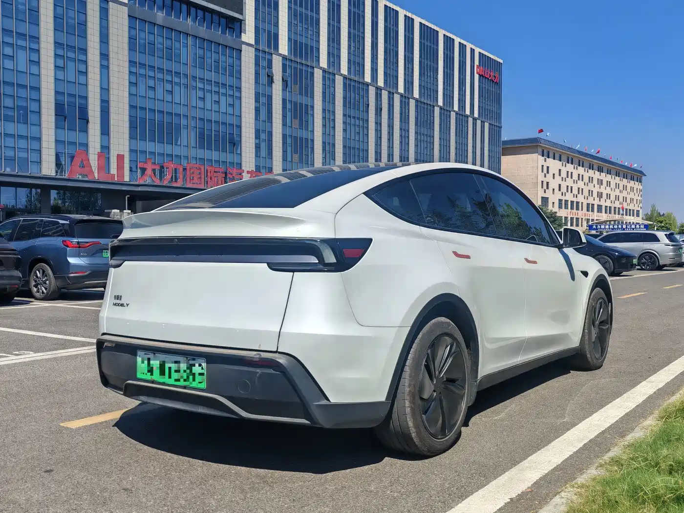 Tesla Model Y 2026 2025 Rear-Wheel Drive