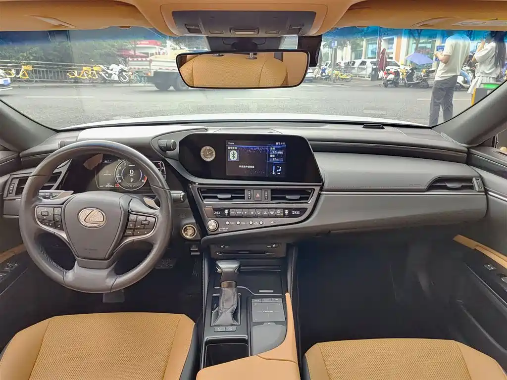 Photo 11 - Lexus ES