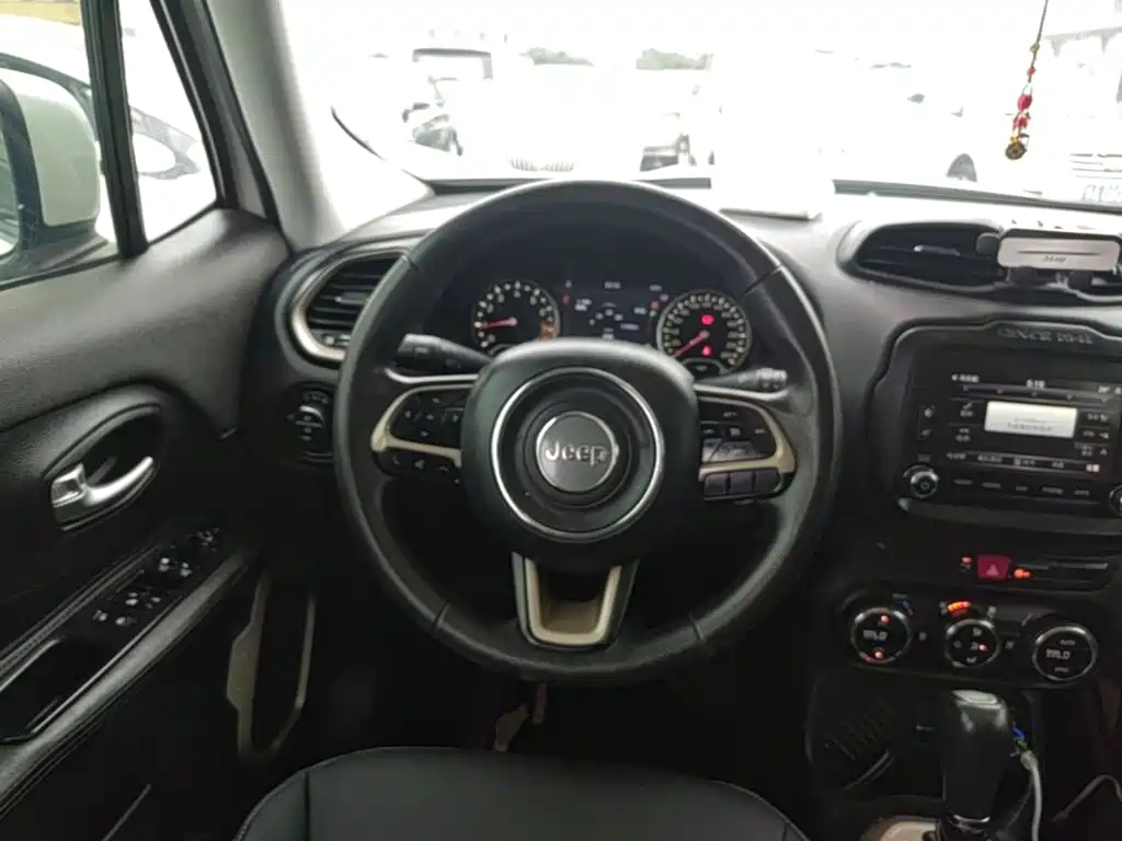 Photo 7 - Jeep Renegade