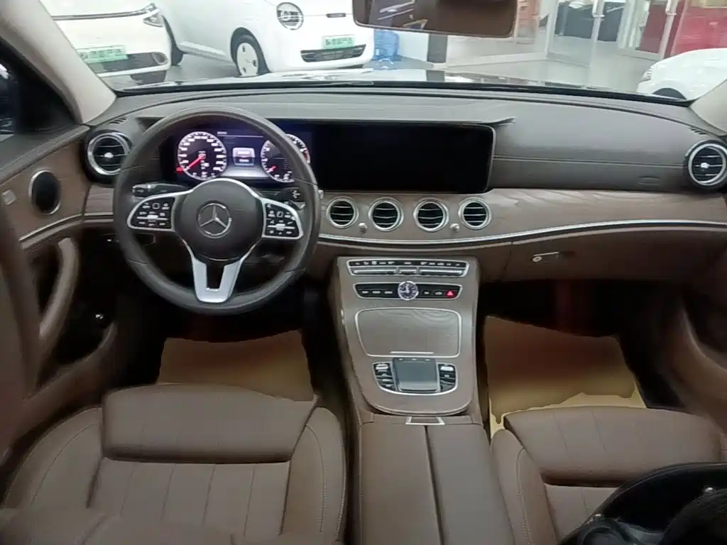 Фото 10 - Mercedes-Benz E-Class