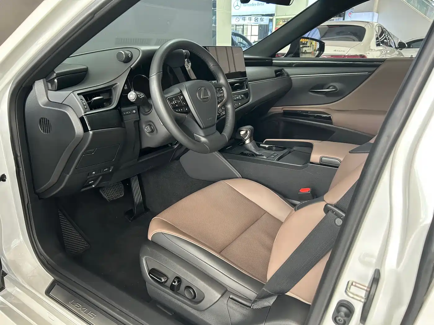 Lexus ES 2022 200 Excellence Edition фото 7