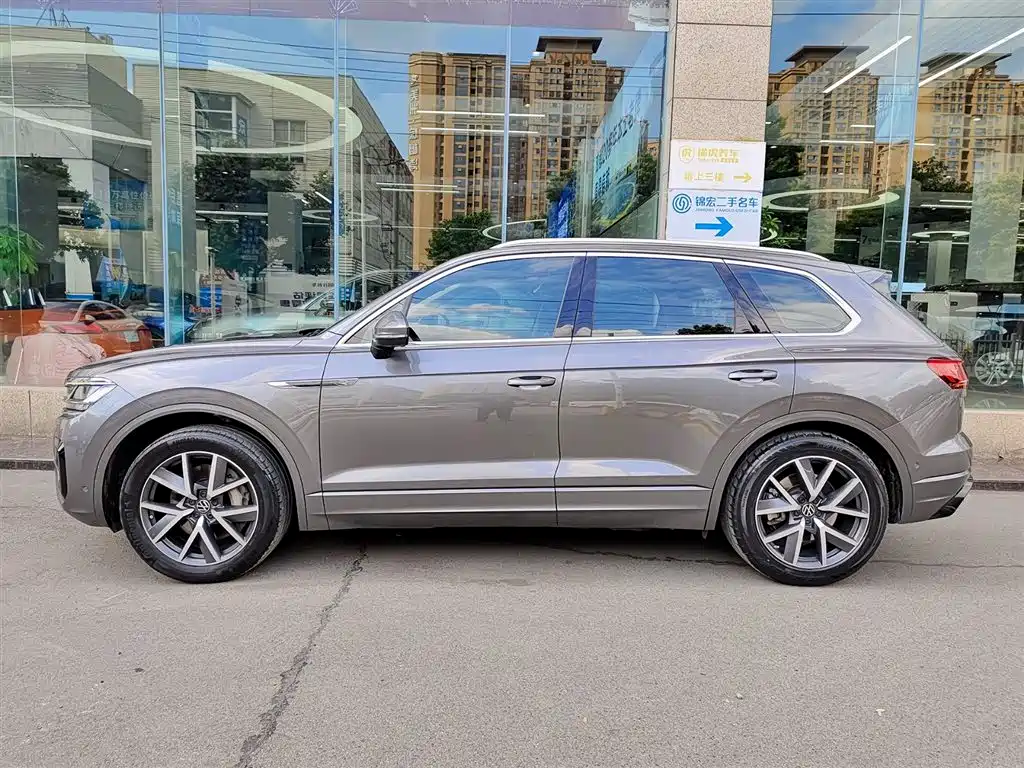 VOLKSWAGEN TOUAREG