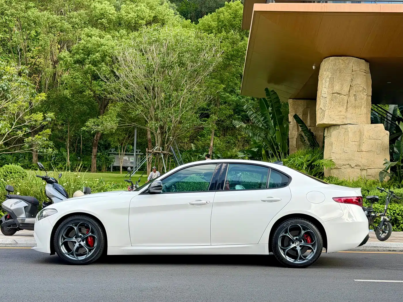 Alfa Romeo Giulia 2019 2.0T 280HP Black Package Limited Edition фото 2