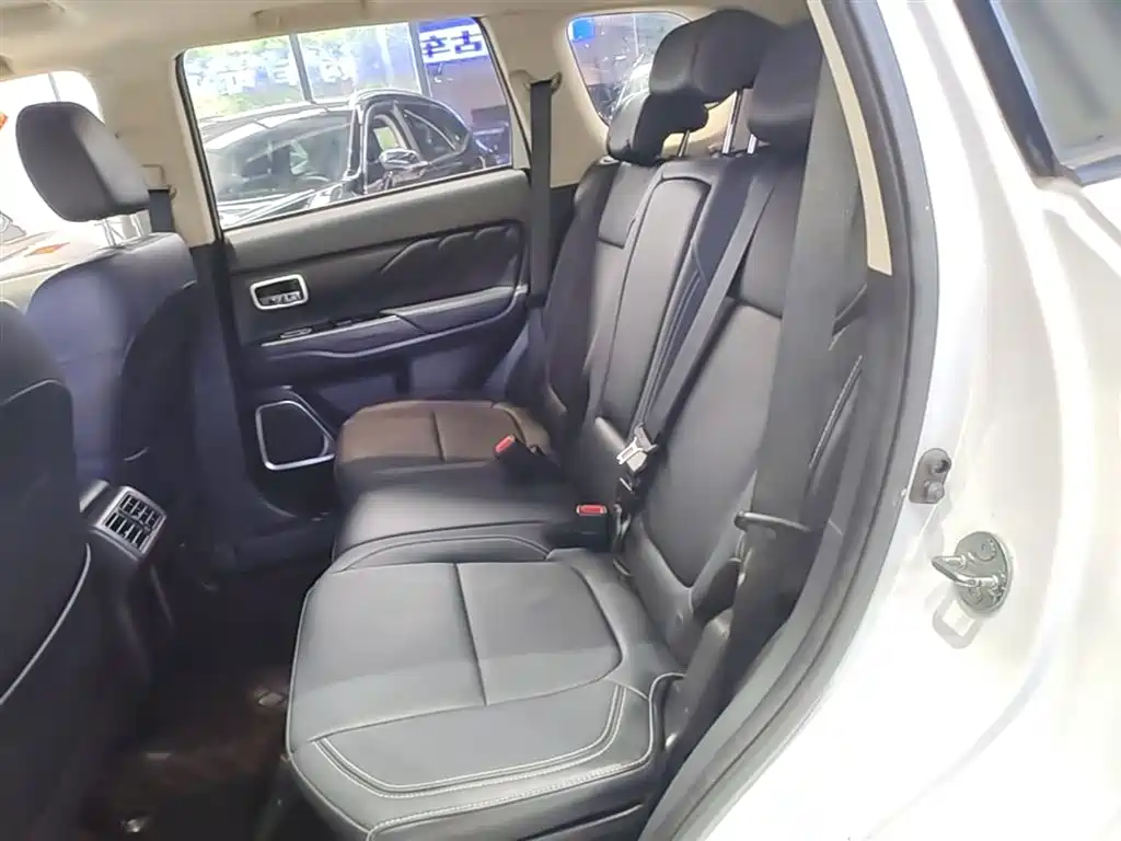 MITSUBISHI OUTLANDER
