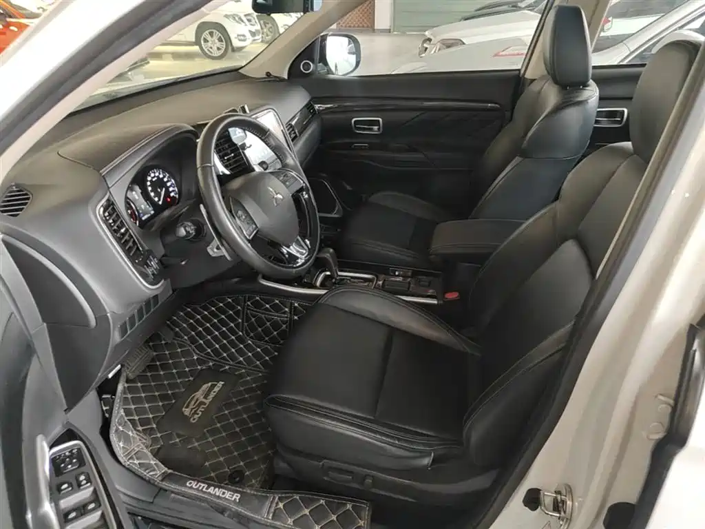 MITSUBISHI OUTLANDER