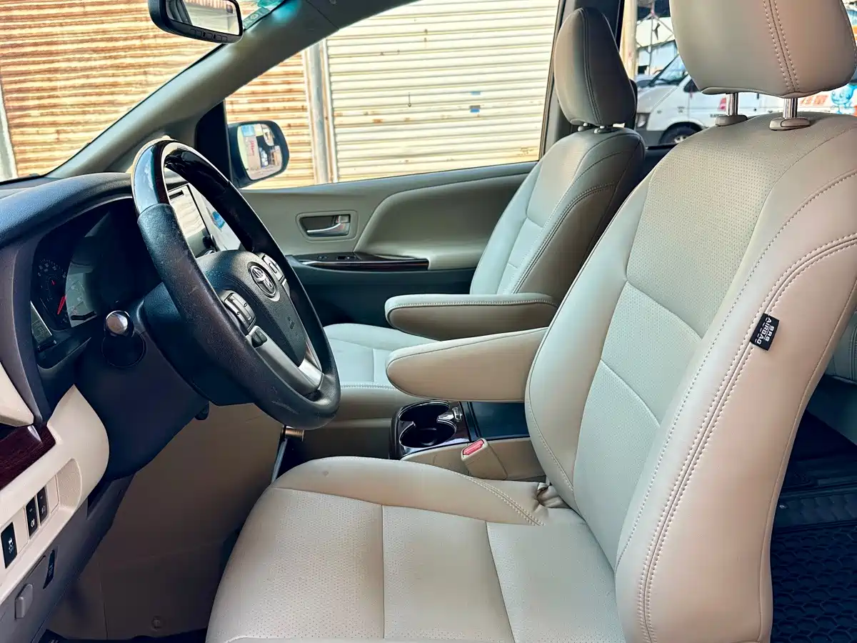 Photo 8 - Toyota Sienna