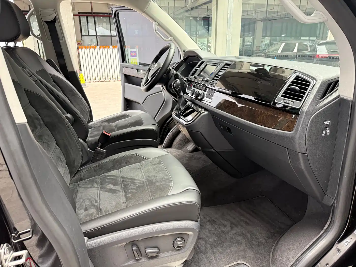 Volkswagen Multivan 2018 2.0TSI 4WD Premium Edition 7-Seater фото 11