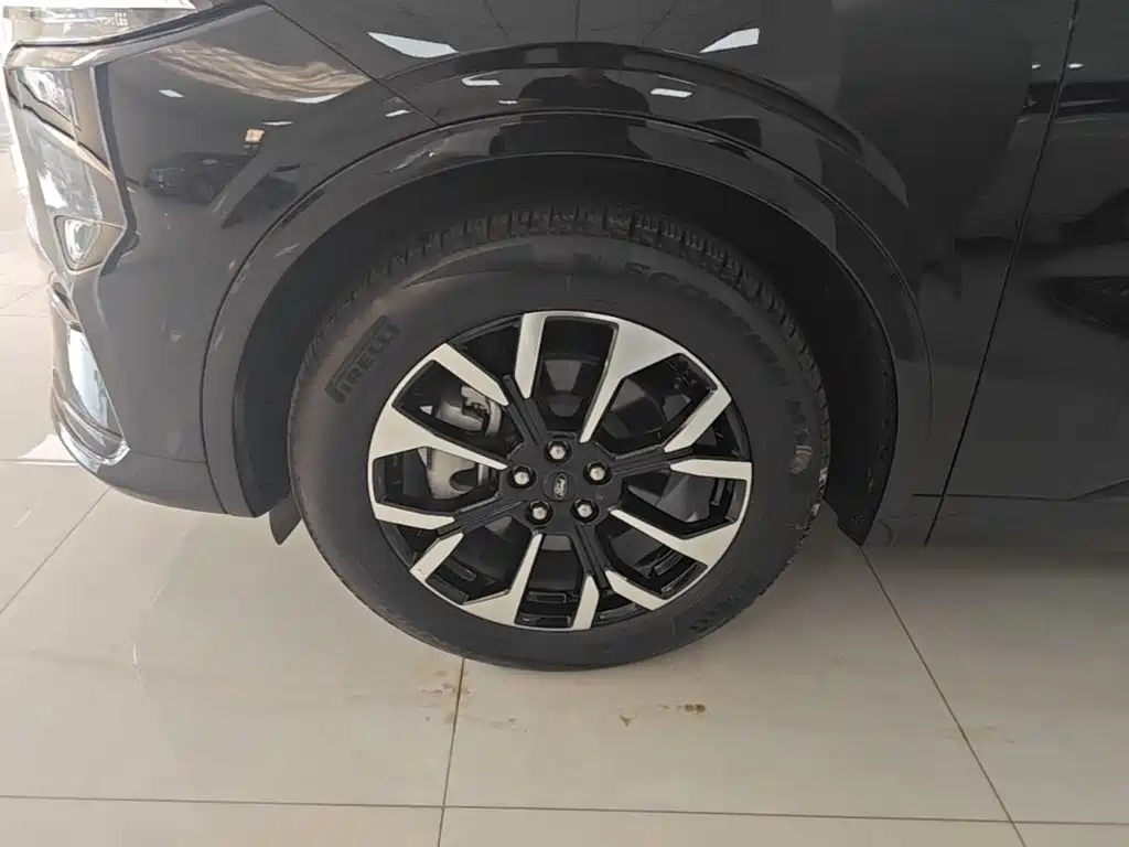 Фото 23 - Ford Edge