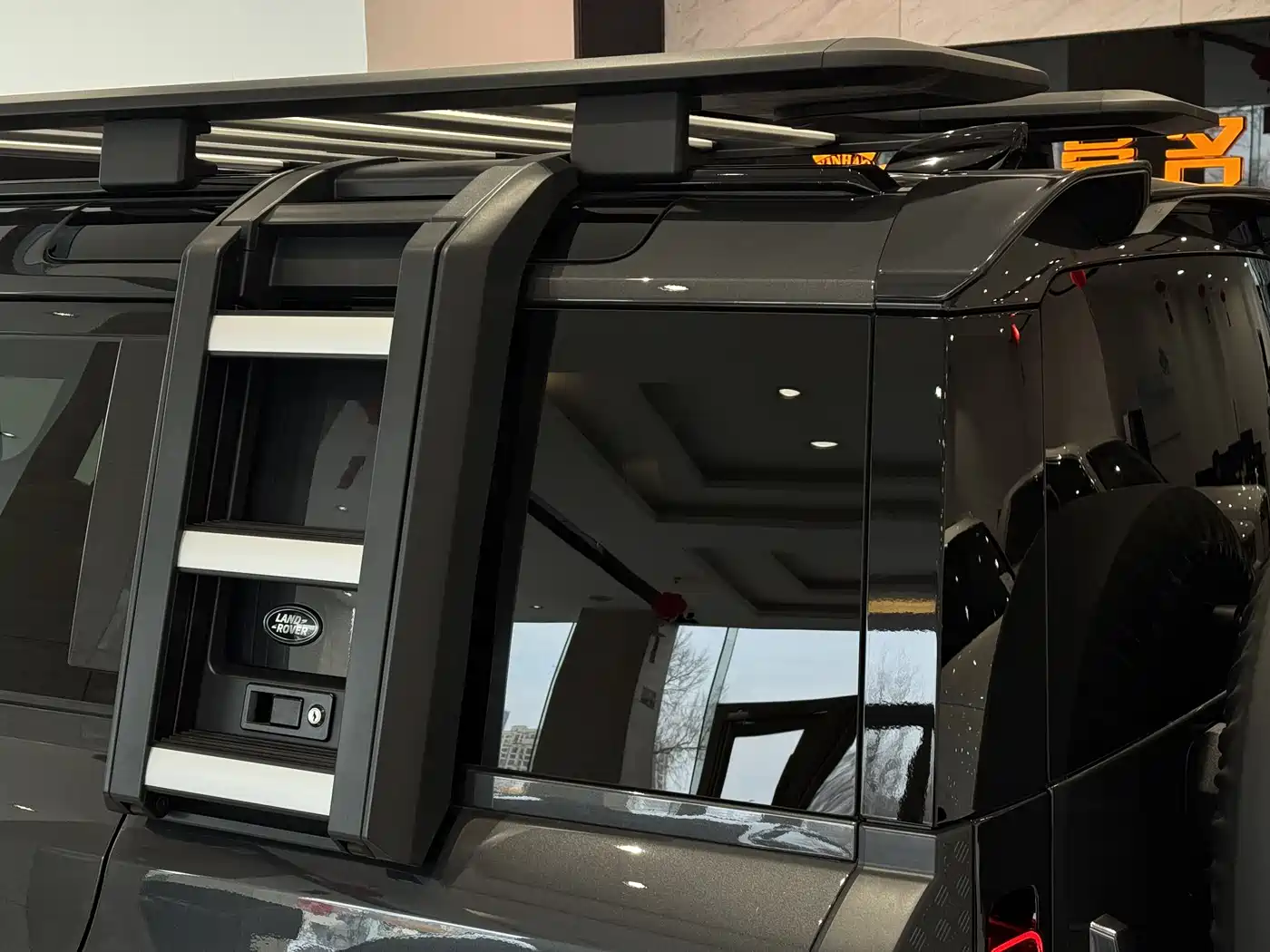 Land Rover Defender 2023 Model 110 3.0T P400 Dark Special Edition фото 12