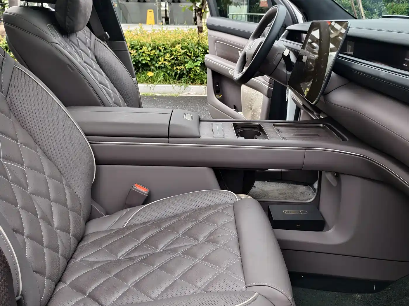 NIO ES8 2026 2025 Model 6-Seat Executive Luxury Edition