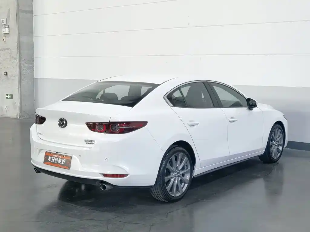 Photo 2 - Mazda Mazda 3