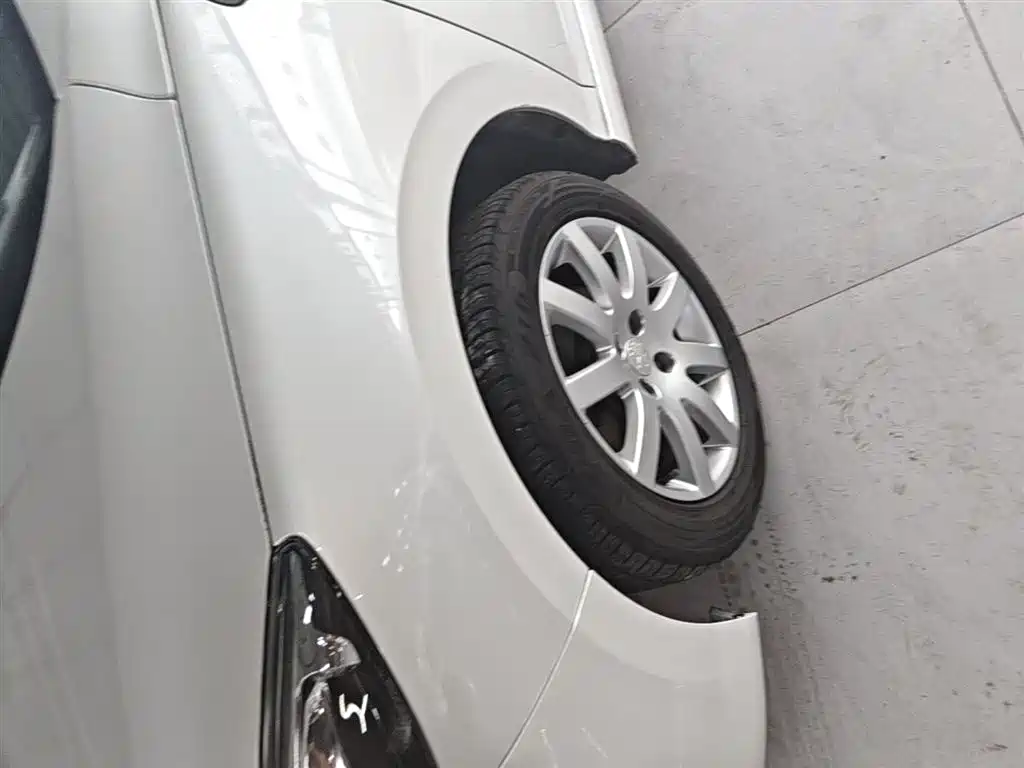 Peugeot 308 2014 Model Joy Edition Classic 1.6L Automatic Superior Style фото 23