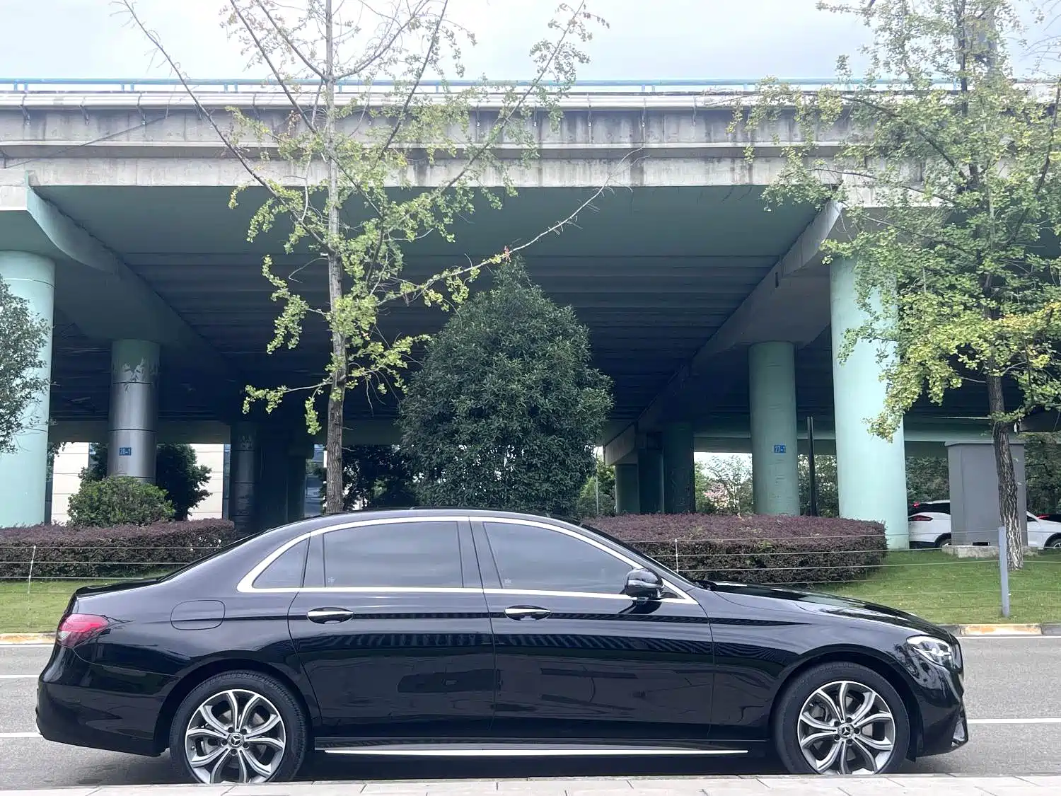 Photo 2 - Mercedes-Benz E-Class